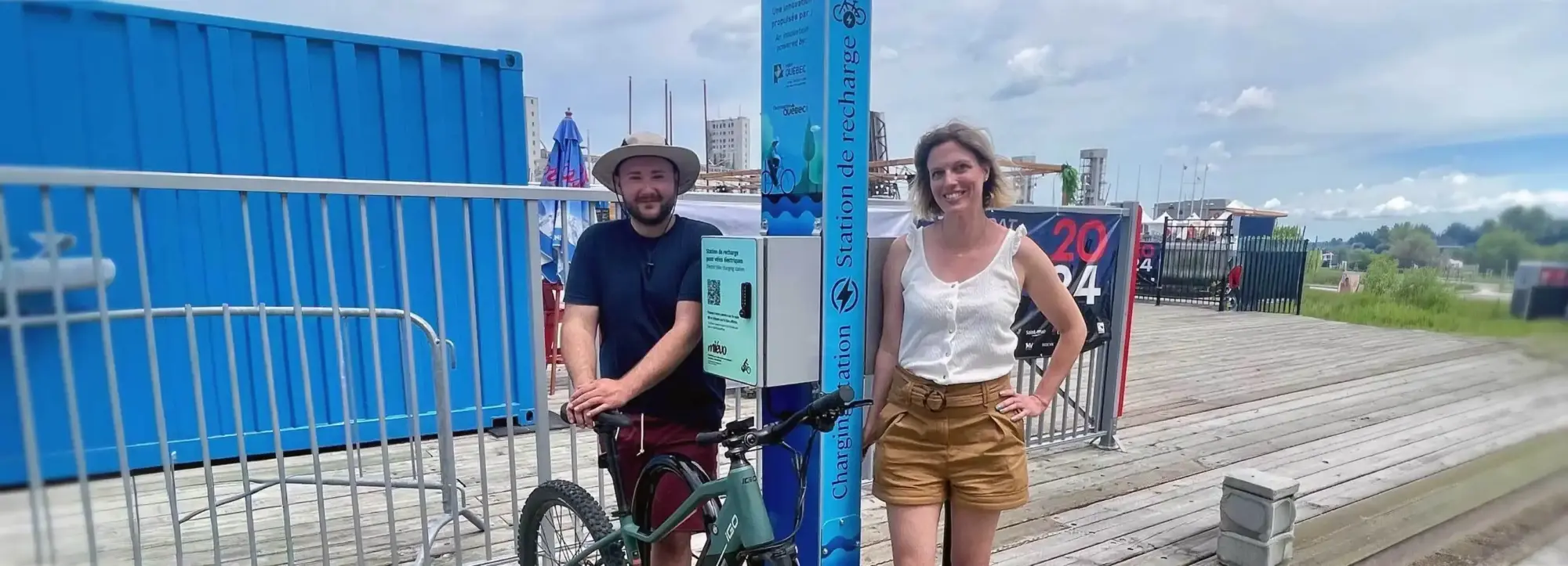 Image d'un homme, une femme et d'un vélo avec une borne