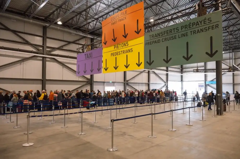 Image de gens qui font la file petit format